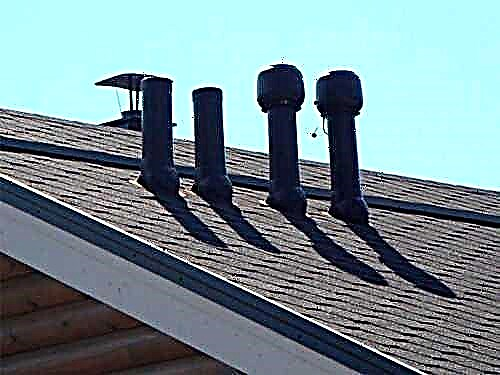 Grenzend aan het dak aan de ventilatieschacht: opstelling van de doorgang van de ventilatie-eenheid door het dak