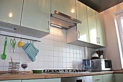 Hauteur d'installation de la hotte au-dessus d'une cuisinière à gaz et électrique: normes généralement acceptées